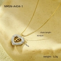 Vue détaillée du collier pendentif coeur bicolore avec lettre F sertie de zircons - Lettre F