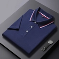 Détail du polo bleu marine avec col rayé tricolore et texture de tissu en piqué - S / Bleu marine
