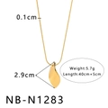 Dettaglio della collana con ciondolo a foglia placcata oro 18K con catena da 40cm e spessore - Stile a Forma di Foglia Irregolare (NB-N1283)