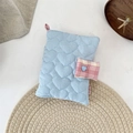 Détail du protège-carnet en tissu matelassé cœur avec une lanière à carreaux rose - Bleu et Rose
