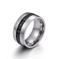 Moderner breiter Ring aus Silberstahl mit einer Reihe quadratisch geschliffener Zirkonia - US 6 / Silber