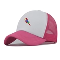 Detail der bunten Papageienstickerei auf der rosa-weißen Trucker-Cap mit Netzstoff - Weiß + Rosa