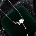 Élégant collier en argent s925 avec fleur de pêcher en nacre et zircon brillant - Argent 925 / Or Blanc