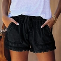 Detail von schwarzen Denim-Shorts mit elastischem Tunnelzug und gerüschtem Saumdesign - XS / Schwarz