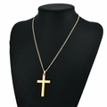 Minimalistische gouden kruisketting hanger voor heren en dames op een zwarte display - Goud
