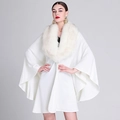 Elegante witte gebreide poncho voor dames met een zachte kraag van imitatiebont - Wit