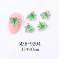 Détail du bijou d'ongle cœur œil-de-chat vert avec cadre doré et strass en cristal - Cœur vert avec cadre doré (9204)
