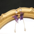 Elegante lange Hängeohrringe mit lila Naturkristallen, weißen Perlen und Goldketten - Amethyst Lange Ohrhänger
