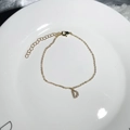 Pulsera ajustable bañada en oro de 18K con letra D de circón y cierre de mosquetón - Letra D