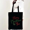 Borsa tote nera in tela con stampa Merry Christmas indossata da modella in maglione - Stile 02-Buon Natale a te / Nero