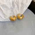 Macro-opname van gouden geometrische oorbellen met matte finish op keramische schaal - 5# Oorsluiting-Gouden Matte Creolen (Echt Verguld)