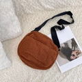 Borsa a tracolla marrone in lana d'agnello con cinturino in nylon nero regolabile per lo stile - Ovale / Marrone