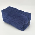 Astuccio in peluche blu scuro con cuori trapuntati e chiusura lampo in metallo - Blu navy