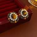 Close-up van vintage oorbellen met tijgeroog en parels op rood fluweel - 4# Zilveren oorsteker - Goud - Bruin - Paleis vintage parel