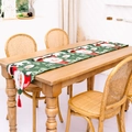 Weihnachtstischläufer mit Weihnachtsmann-Motiv und roten Quasten auf Holztischoberfläche - Weihnachtsmann