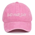 Détail de la casquette en coton rose délavé avec broderie BAD HAIR DAY blanche - Taille unique / Rose