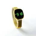 Montre LED dorée à écran tactile avec affichage vert et bracelet en maille milanaise - Or avec lumière verte