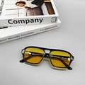 Lunettes de soleil aviateur rétro monture noire et verres jaunes sur des livres chic - Monture Noire Verres Jaunes