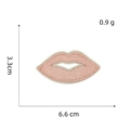 Détail d'un écusson brodé lèvres roses avec dimensions 6.6cm x 3.3cm sur fond blanc - 3# Lèvres