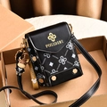 Petit sac bandoulière noir en cuir PU à motif avec logo doré et porte-clés vache - Imprimé Noir-Noir