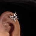 Zilveren vlinder oormanchet met sprankelende zirkonia stenen op het oorkraakbeen - Oorkraakbeen Clip - Zilver Rechter oor