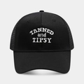 Detailansicht der schwarzen Mesh Trucker Cap mit weißem TANNED and TIPSY Stickerei-Schriftzug - Schwarz