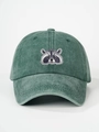 Détail de la broderie raton laveur sur une casquette en coton lavé vert foncé - Vert Foncé