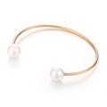 Brazalete abierto de acero inoxidable bañado en oro de 18k con dos perlas blancas - Cuenta de 10MM / Dorado