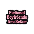 Dettaglio della spilla in smalto nero con scritta rosa Fictional Boyfriends - Stile Fictional Boyfriends Are Better (XZ9987)