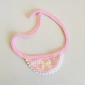 Rosa und weiß kariertes Plüschpuppen-Lätzchen mit Pompons und beiger Schleife - Geeignet für 17cm Anhänger / Rosa Karo-Lätzchen