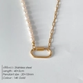 Moderne asymmetrische Halskette mit weißen Perlen und goldener Kette mit Karabiner-Anhänger - Kleiner Karabiner Büroklammerkette (XNL0055-2) / 14K-Gold