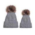 Detalle del conjunto de gorros de punto gris con pompones de pelo sintético para familias - Set padre e hijo / Gris claro