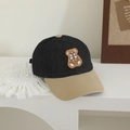 Detalle de gorra de béisbol de mezclilla con bordado de oso y visera caqui en contraste - 52-54cm (3-8 Años) / Negro