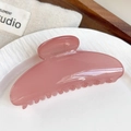 Eleganter halbdurchsichtiger rosa Haarclip aus Harz auf einem weißen Keramikteller - 10.8cm / Rosa