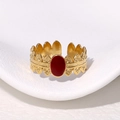 Retro Ring aus Edelstahl mit 18K Goldbeschichtung, rotem Stein und Blattgravur am Rand - Burgunderrot