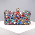 Dettaglio di strass multicolori e chiusura a perla su questa borsa da sera in metallo - Argento Colorato