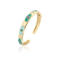 Detalle del brazalete abierto bohemio chapado en oro con dijes de ojo en esmalte verde y azul - Oro Verde Azul Claro