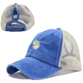 Dettaglio del cappellino da baseball vintage blu con margherita ricamata e foro per coda di cavallo - Blu Reale