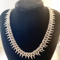 Collana cubana a spina argentata con strass scintillanti su manichino da collo - Argento 16 pollici (40 cm)