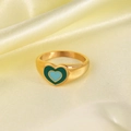 Goldener Edelstahlring mit grünem und blauem Herz-Inlay auf elegantem Seidenhintergrund - US 7 / Grün