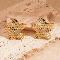 Gros plan de boucles d'oreilles étoiles dorées avec texture losange sur pierre - Étoile Dorée