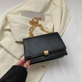 Borsa a tracolla trapuntata nera con fibbia in metallo dorato e cinturino a catena - Nero