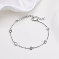 Elegante bracciale in acciaio inossidabile con cinque zirconi incastonati su sfondo di seta bianca - Color Acciaio
