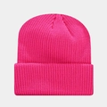 Dettaglio del berretto in maglia a coste rosa che mostra la trama spessa della lana calda - Rosa Rosso