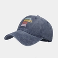 Dettaglio ravvicinato del cappellino da baseball in denim con scritte MAMA colorate. - Regolabile / Blu navy