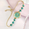Détail de la montre bracelet feuille de blé dorée avec cadran vert et fermoir coulissant - Or Vert