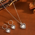 Parure de bijoux en argent avec pendentifs cœur en nacre blanche et pierres brillantes - Ensemble Cœur en Nacre Argentée