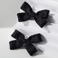 Paar elegante schwarze Stoff-Schleifen-Haarspangen mit Rüschenrand auf Display - Schwarz 1 Paar