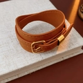 Dettaglio di un bracciale in pelle marrone multistrato con fibbia in metallo dorato - Stile A Doppio Giro Con Fibbia / Oro Caffè