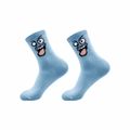Lustige hellblaue Crew-Socken mit Cartoon-Smileys und einer rosa Zungengrafik - Hellblau (Lustiger Ausdruck)